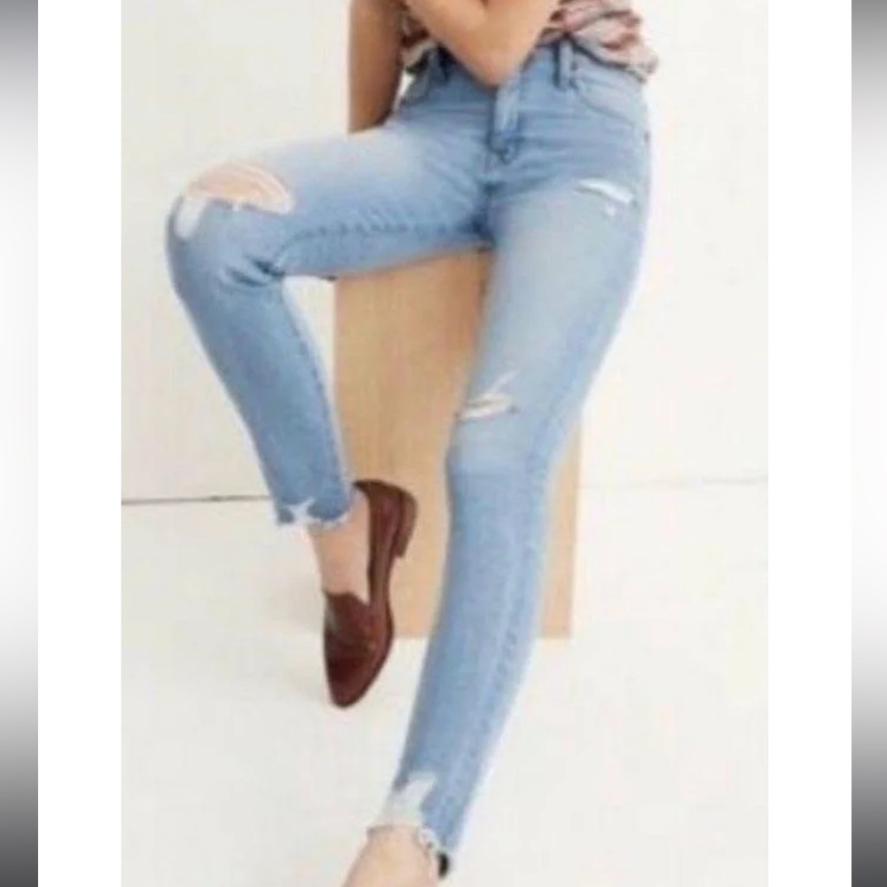 Madewell 9” skinny, distressed, frayed hem. Slight blemish on leg see photo.